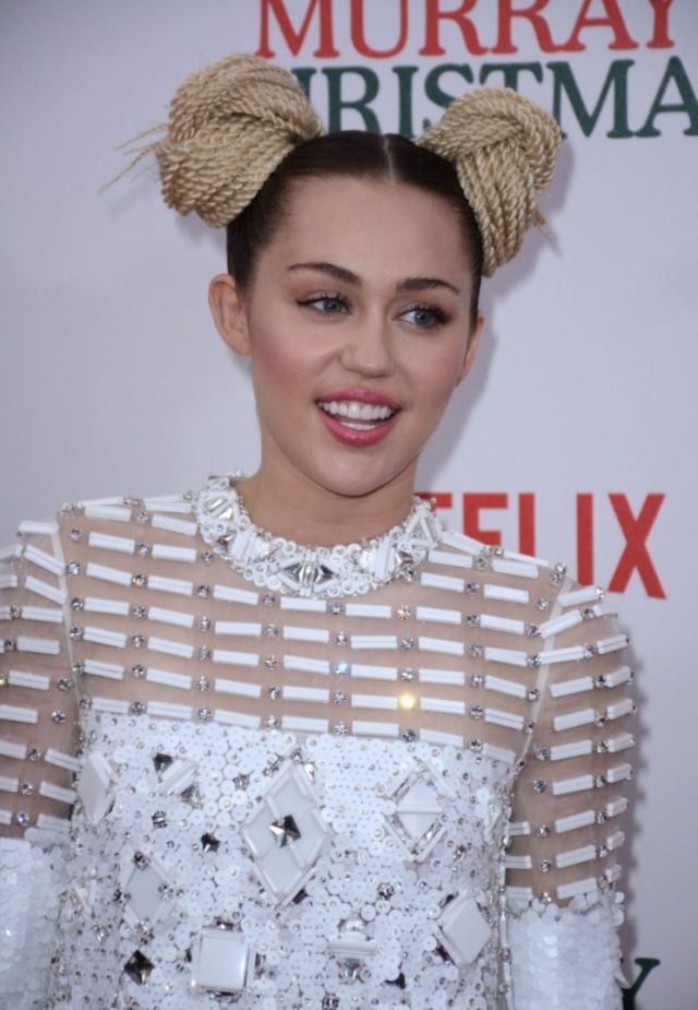 Miley Cyrus wearing another white dress. (Photo: Getty Images) 