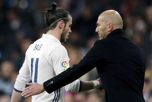 MADRID, SPAIN - MARCH 01: Head coach Zinedine Zidane (R) of Real Madrid CF encourages his player Gareth Bale (L) as he leaves te pithc after being punished with a red card during the La Liga match between Real Madrid CF and UD Las Palmas at Estadio Santiago Bernabeu on March 1, 2017 in Madrid, Spain.  (Photo by Gonzalo Arroyo Moreno/Getty Images)